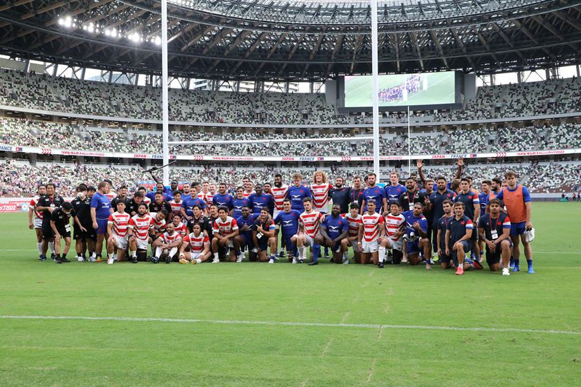 試合後に健闘を称え合い記念写真の撮影に応じた日本代表とフランス代表